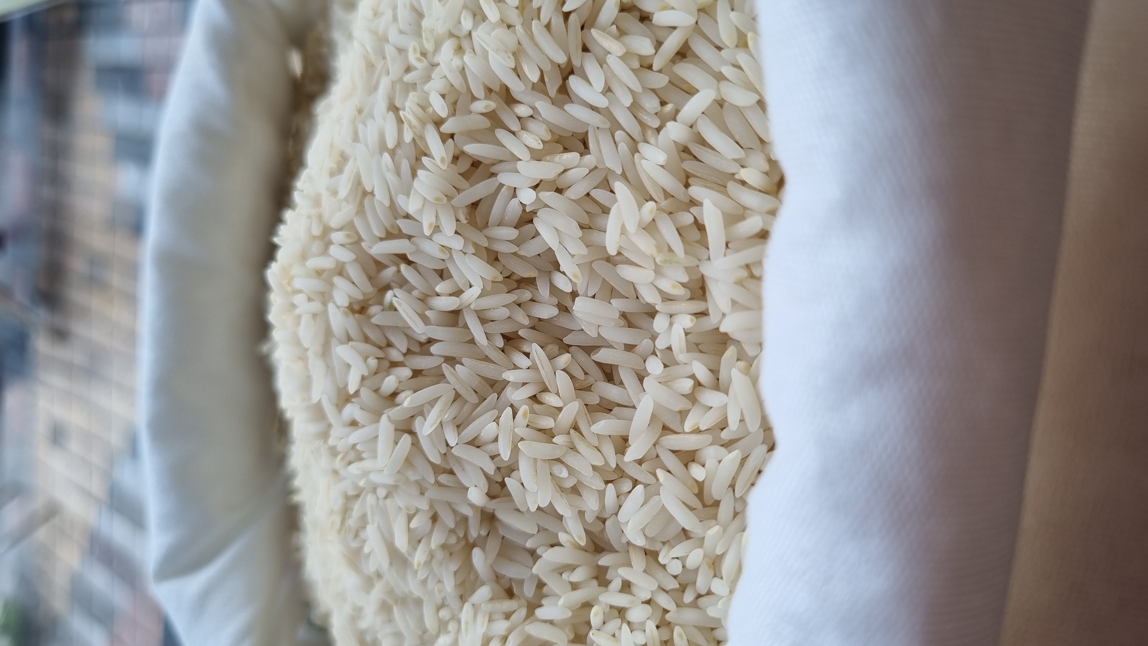 نمای نزدیک از کیفیت و تمیزی بار داخل کیسه برنج طارم هاشمی امساله