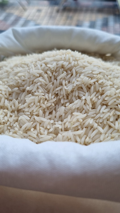 نمای نزدیک از کیفیت و تمیزی بار داخل کیسه برنج طارم هاشمی امساله